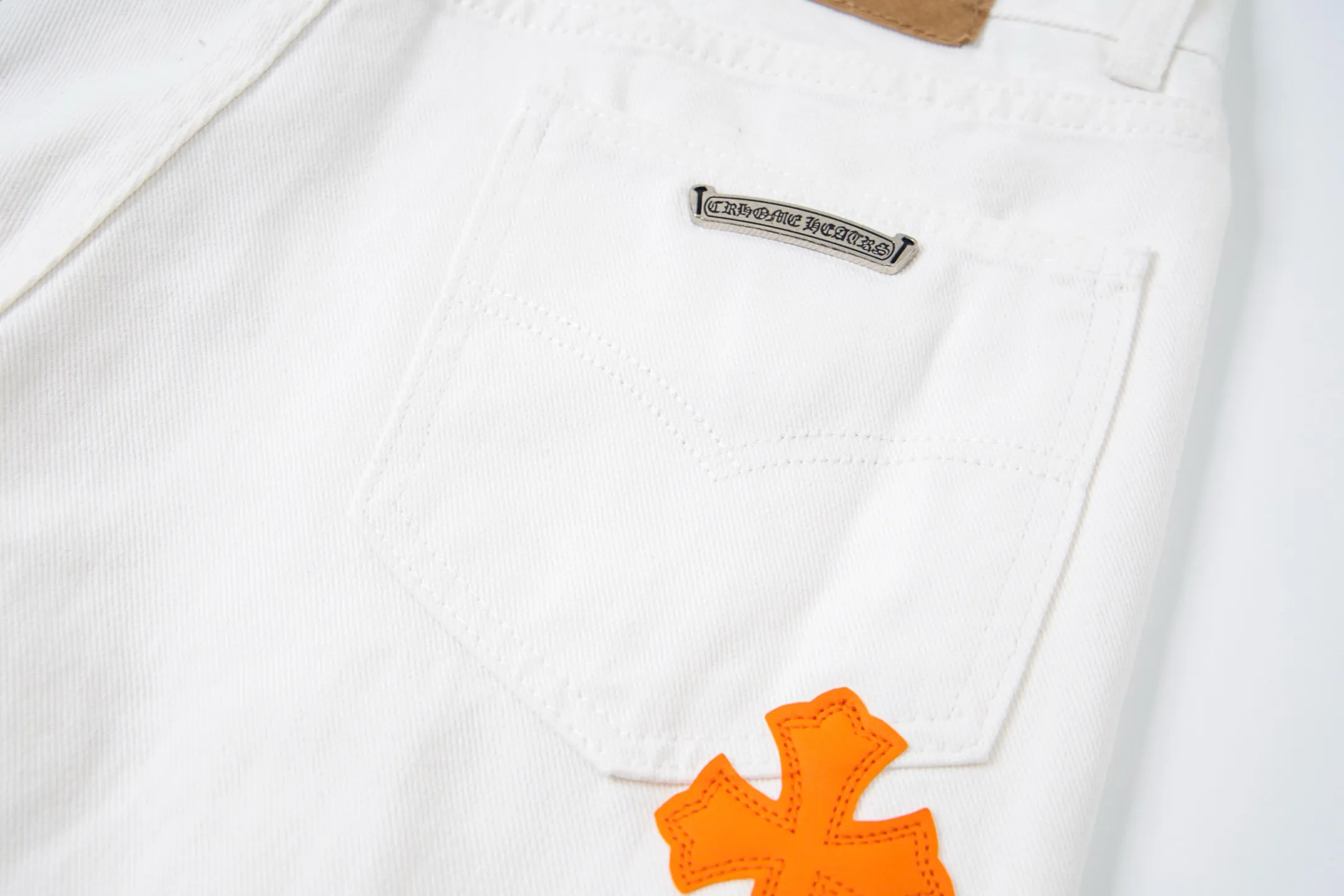 P260 💰 (Top version) Chrome Hearts/Chrome Hearts Classic white and orange cow series colored leather cross washed color fabric unisex denim trousers Vibe style straight stacked god-level version Carbon fine bias denim color cloth Old vintage full set of hardware - Chrome Hearts white cow series The high version uses high-ounce custom fabrics, fermentation washing and soft color fixation, soft and thick to wear. The details are all made by hand-polished craftsmanship. All-over printed jacquard fabric Unique design style. Through multiple processes to create a full retro feel. Unique niche non-contrast shirt. Customized distressed spray-painted buttons. Craftsmanship in every detail. Color: white and orange. Size: 28-30-32-34 (corresponding to S-M-L-XL)